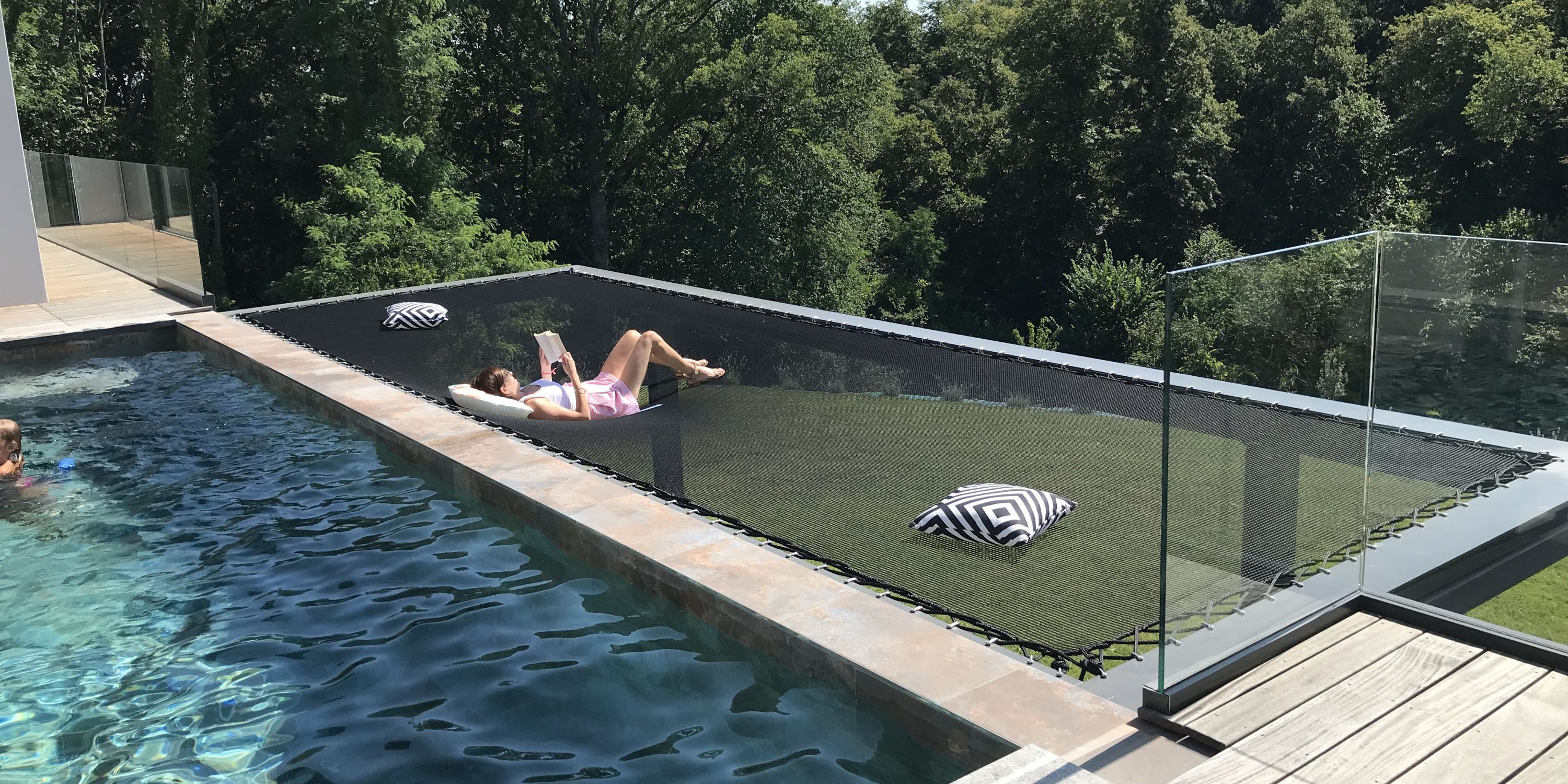 Filet sunbed terrasse à côté d'une piscine